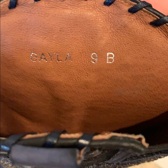 Stunning Embroidered and adorned Cowboy boots. - Picture 6 of 8